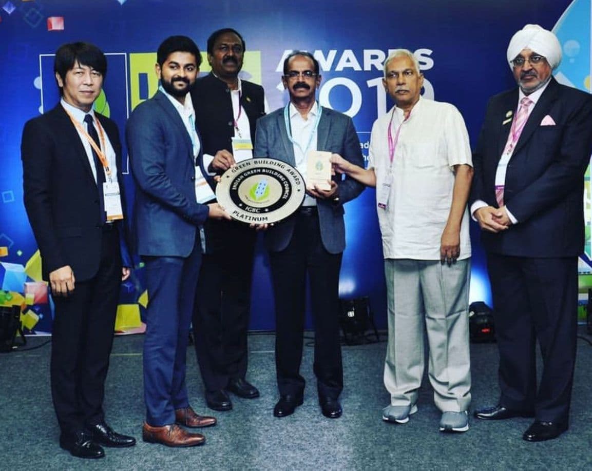 The team receiving the AESA Award 2020 on stage