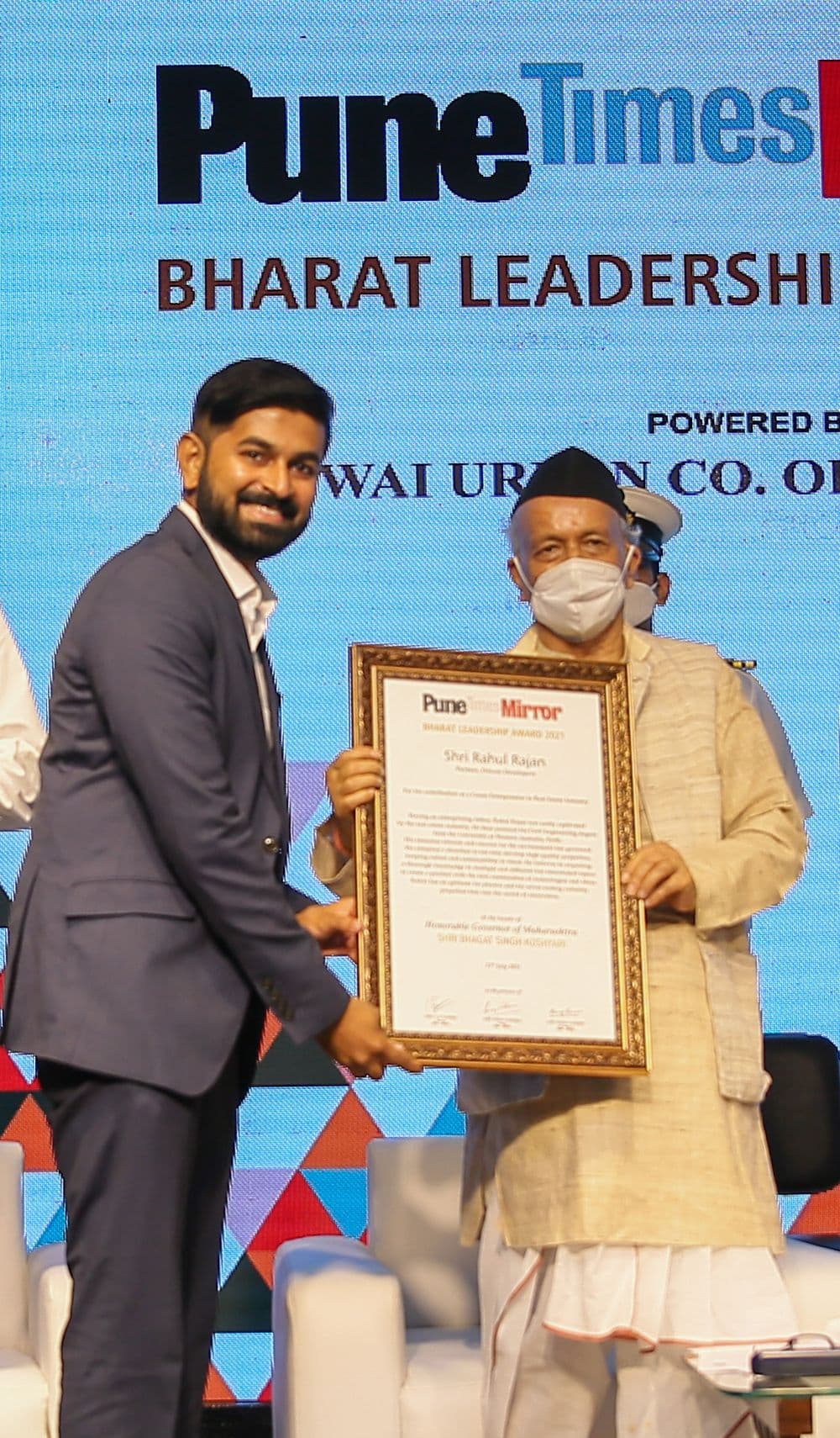 Rahul Rajan receiving the Bharat Leadership Award from the Governor of Maharashtra